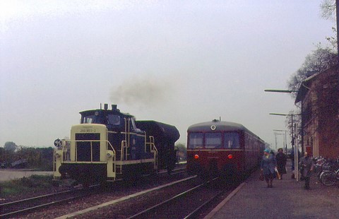 Bahnhof der Regionalbahn im 20. Jhdt. mit Schienenbus und Güterzug