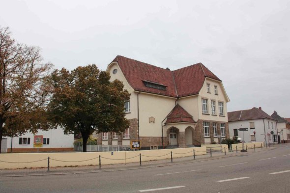 Hier ist die ehemalige Neutorschule, heute das Haus der Vereine, zu sehen.